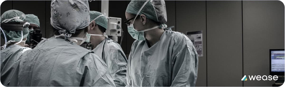 Ameliyathanede cerrahi önlük ve maskeleriyle çalışan sağlık ekibi