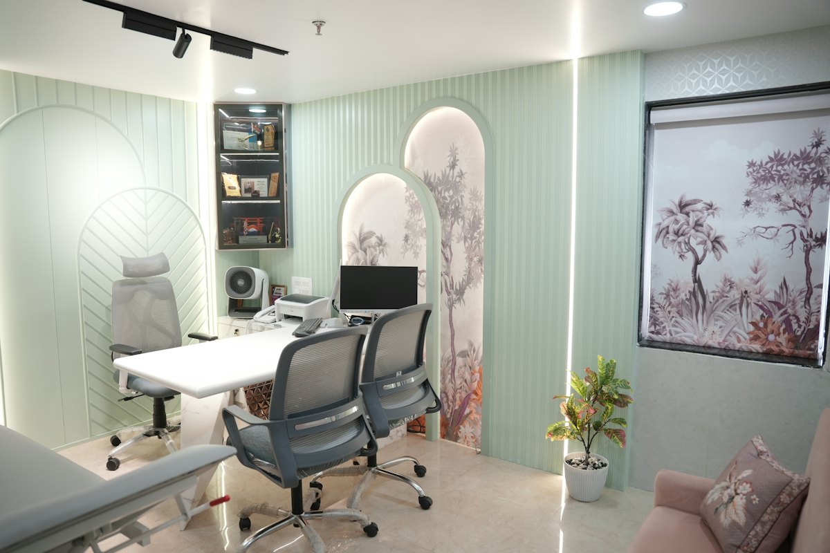 Masa, sandalyeler ve bilgisayar bulunan modern bir klinik danışma odası